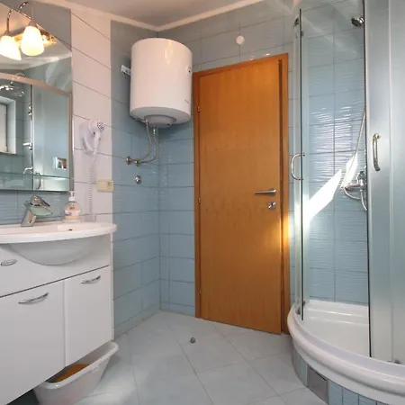 דירה With Hot Tub Vinisce, Trogir - 8660 Vinišće