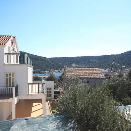 With Hot Tub Vinisce, Trogir - 8660 Apartamento Vinišće