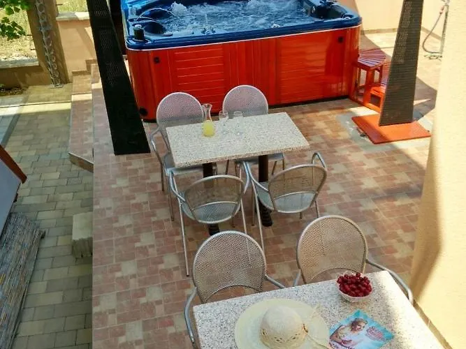 Apartament With Parking Space Vinisce, Trogir - 8660 Vinišće