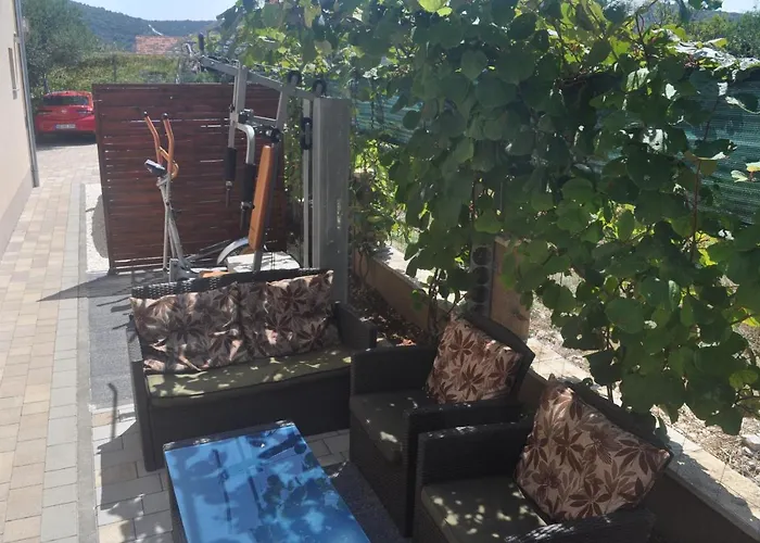 Apartament With Parking Space Vinisce, Trogir - 8660 Vinišće