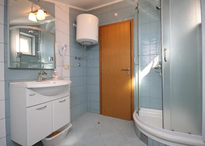 Apartament With Parking Space Vinisce, Trogir - 8660 Vinišće